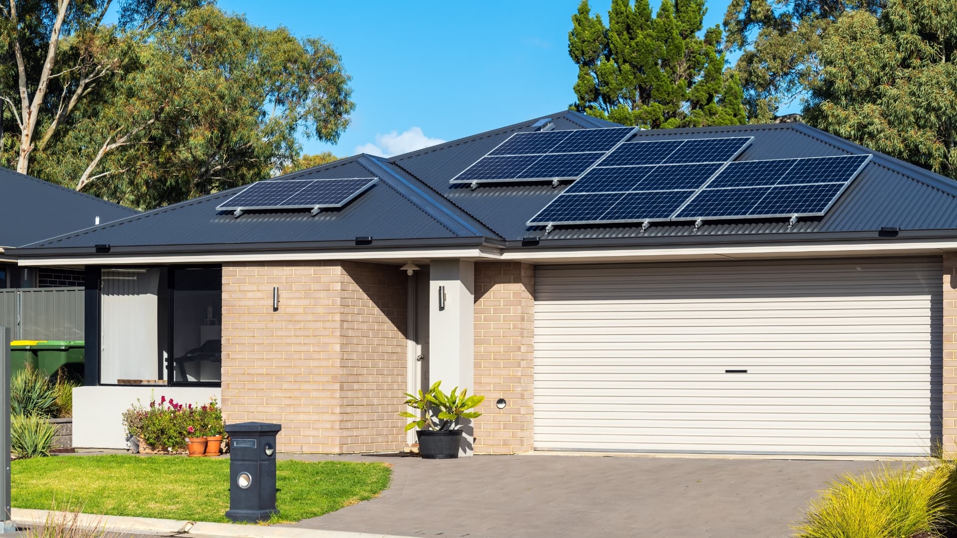 Maison individuelle équipée de panneaux photovoltaïques en toiture.