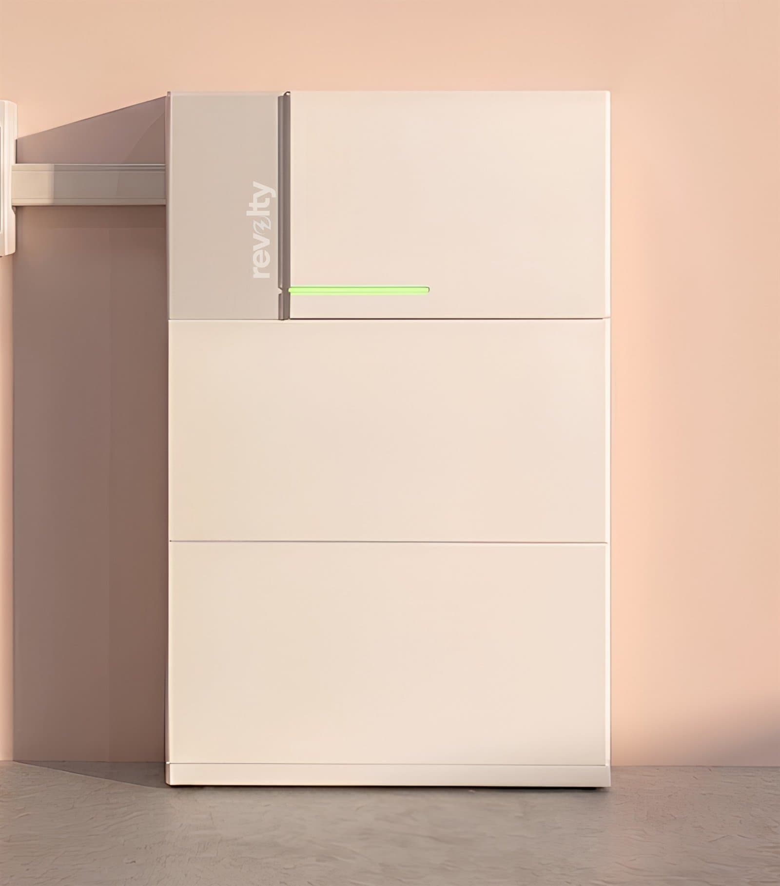 Batterie Revolty installée contre un mur, à côté du tableau électrique